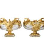 Catalogue des produits. Paire de vases ronds en verre coule et bronze dore &agrave; motif de cygnes. France 20&egrave;me si&egrave;cle. 