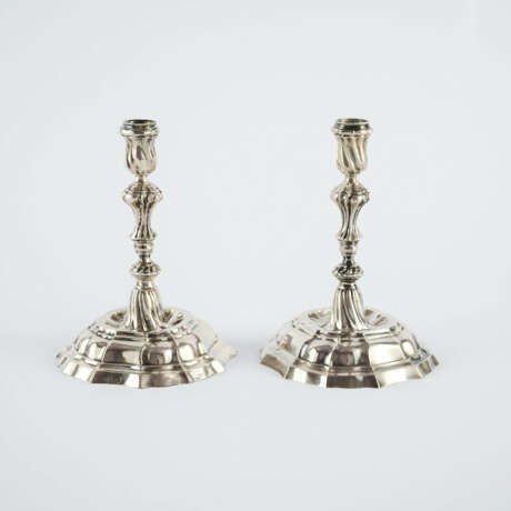 PAIR OF SILVER CANDLESTICKS - photo 2