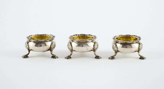 SERIES OF THREE SILVER GEORGE II SALT SHAKERS - photo 6