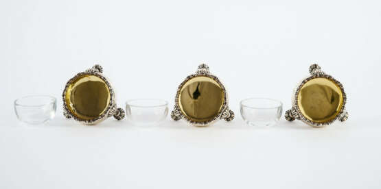 SERIES OF THREE SILVER GEORGE II SALT SHAKERS - photo 7