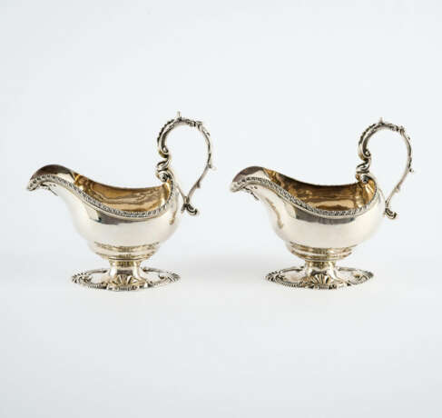 PAIR OF MAGNIFICENT SILVER GEORGE II SAUCE BOATS - photo 2