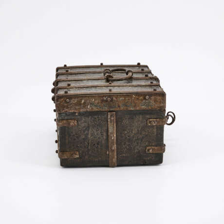 WOODEN CASKET WITH ORNAMENTALLY EMBOSSED LEATHER COVERING - photo 4