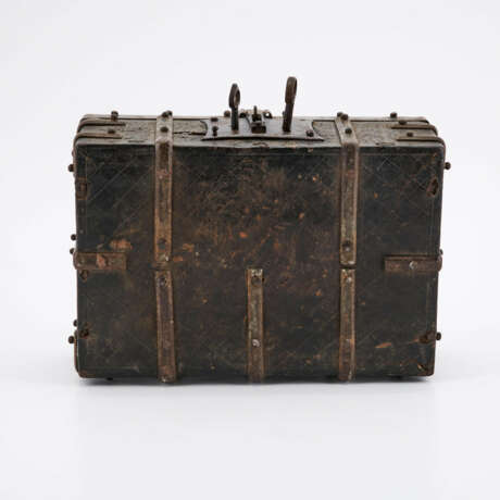 WOODEN CASKET WITH ORNAMENTALLY EMBOSSED LEATHER COVERING - photo 5