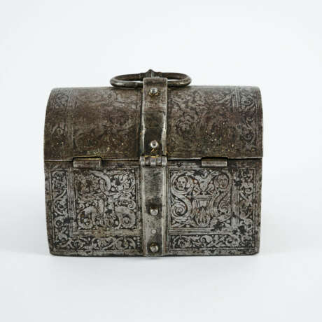 SMALL IRON CASKET WITH GROTESQUES - photo 5