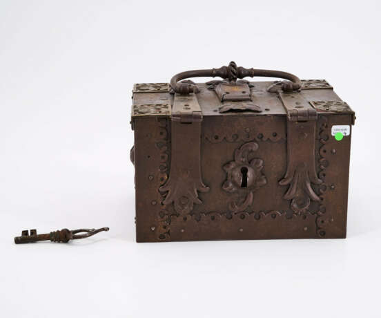 IRON CASSETTE WITH BIRD DECOR - photo 3