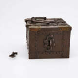 IRON CASSETTE WITH BIRD DECOR - photo 4