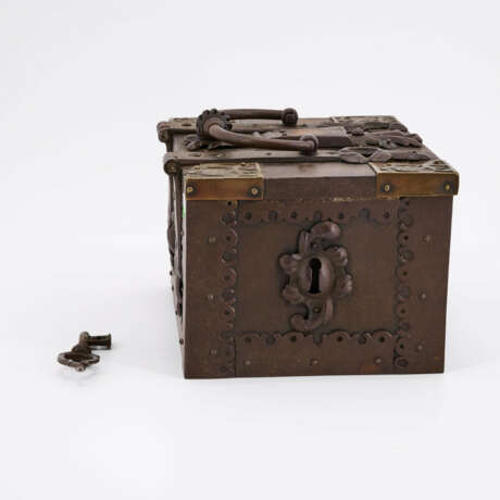 IRON CASSETTE WITH BIRD DECOR - photo 4