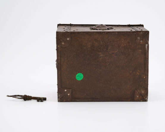 IRON CASSETTE WITH BIRD DECOR - photo 5