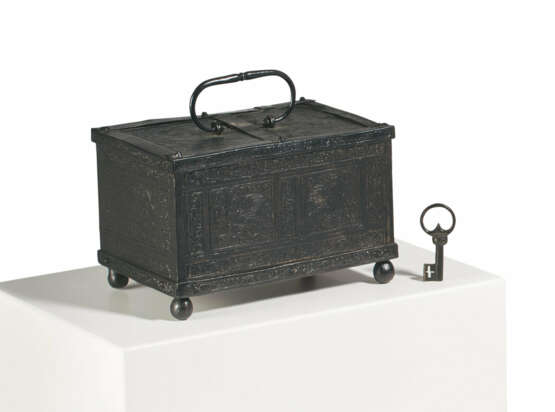 IRON RECTANGULAR CASKET WITH BIRD DECOR - photo 1