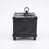 IRON RECTANGULAR CASKET WITH BIRD DECOR - photo 2