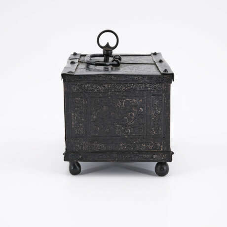 IRON RECTANGULAR CASKET WITH BIRD DECOR - photo 4