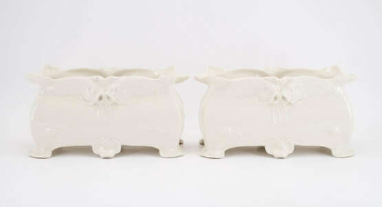 PAIR OF PORCELAIN ART NOUVEAU JARDINIERE WITH FISH MOTIFS - photo 3