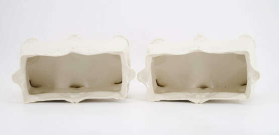 PAIR OF PORCELAIN ART NOUVEAU JARDINIERE WITH FISH MOTIFS - photo 5