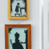 Hinterglasbild mit Dame am Schreibtisch & Hinterglasbild mit kleinem Kind in Buch lesend als Silhouettendarstellungen - Foto 1