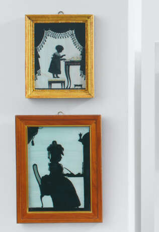 Hinterglasbild mit Dame am Schreibtisch & Hinterglasbild mit kleinem Kind in Buch lesend als Silhouettendarstellungen - Foto 1
