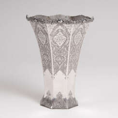 ''Russische Vase mit feinem Gravur-Dekor''