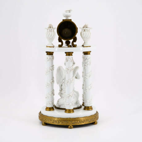 EXCEPTIONAL PORCELAIN PENDULUM WITH CUPID UNDER BALDACHIN - photo 3