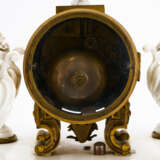 EXCEPTIONAL PORCELAIN PENDULUM WITH CUPID UNDER BALDACHIN - photo 7