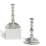 PAIR OF SILVER CANDLESTICKS FROM THE ESTATE OF PRINCESS ANNA ELISABETH ZU SOLMS-HOHENSOLMS-LICH - фото 1