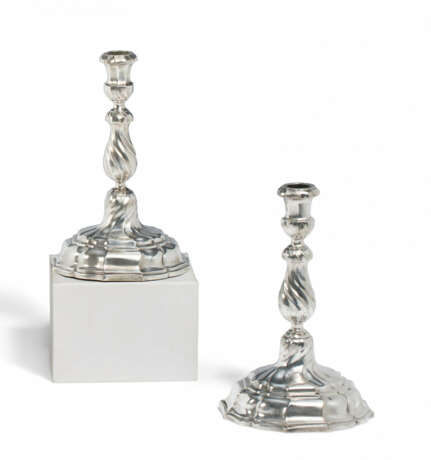 PAIR OF SILVER CANDLESTICKS FROM THE ESTATE OF PRINCESS ANNA ELISABETH ZU SOLMS-HOHENSOLMS-LICH - фото 1
