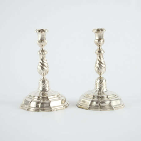 PAIR OF SILVER CANDLESTICKS FROM THE ESTATE OF PRINCESS ANNA ELISABETH ZU SOLMS-HOHENSOLMS-LICH - фото 2