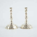 PAIR OF SILVER CANDLESTICKS FROM THE ESTATE OF PRINCESS ANNA ELISABETH ZU SOLMS-HOHENSOLMS-LICH - фото 2