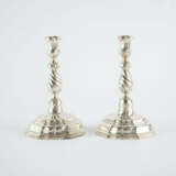 PAIR OF SILVER CANDLESTICKS FROM THE ESTATE OF PRINCESS ANNA ELISABETH ZU SOLMS-HOHENSOLMS-LICH - фото 3