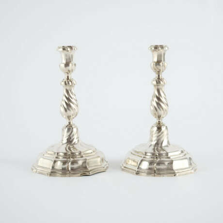 PAIR OF SILVER CANDLESTICKS FROM THE ESTATE OF PRINCESS ANNA ELISABETH ZU SOLMS-HOHENSOLMS-LICH - фото 3