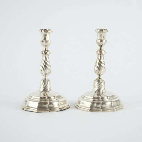 PAIR OF SILVER CANDLESTICKS FROM THE ESTATE OF PRINCESS ANNA ELISABETH ZU SOLMS-HOHENSOLMS-LICH - фото 4