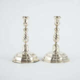 PAIR OF SILVER CANDLESTICKS FROM THE ESTATE OF PRINCESS ANNA ELISABETH ZU SOLMS-HOHENSOLMS-LICH - фото 4