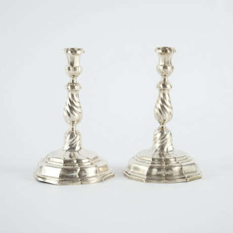 PAIR OF SILVER CANDLESTICKS FROM THE ESTATE OF PRINCESS ANNA ELISABETH ZU SOLMS-HOHENSOLMS-LICH - фото 5