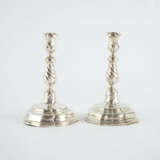 PAIR OF SILVER CANDLESTICKS FROM THE ESTATE OF PRINCESS ANNA ELISABETH ZU SOLMS-HOHENSOLMS-LICH - фото 5