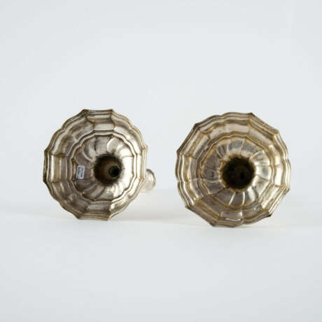 PAIR OF SILVER CANDLESTICKS FROM THE ESTATE OF PRINCESS ANNA ELISABETH ZU SOLMS-HOHENSOLMS-LICH - фото 8