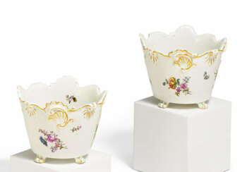 PAIR OF PORCELAIN CACHEPOTS WITH FLORAL DECOR