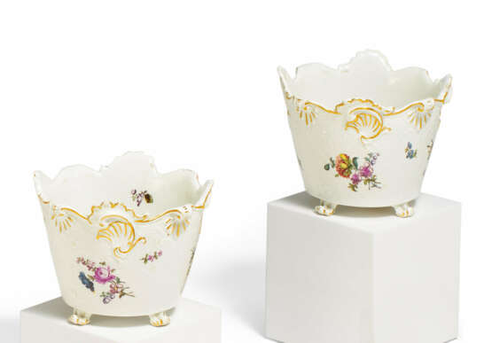 PAIR OF PORCELAIN CACHEPOTS WITH FLORAL DECOR - photo 1
