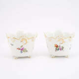 PAIR OF PORCELAIN CACHEPOTS WITH FLORAL DECOR - photo 2