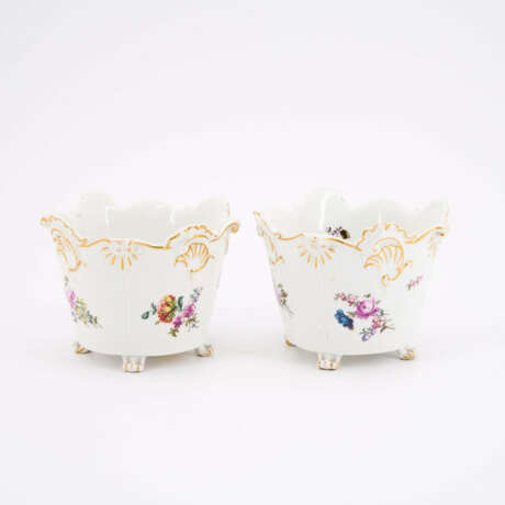 PAIR OF PORCELAIN CACHEPOTS WITH FLORAL DECOR - photo 3