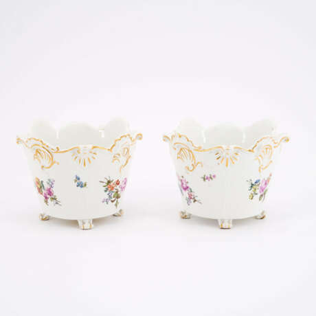 PAIR OF PORCELAIN CACHEPOTS WITH FLORAL DECOR - photo 4