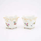 PAIR OF PORCELAIN CACHEPOTS WITH FLORAL DECOR - photo 5