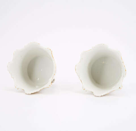 PAIR OF PORCELAIN CACHEPOTS WITH FLORAL DECOR - photo 6