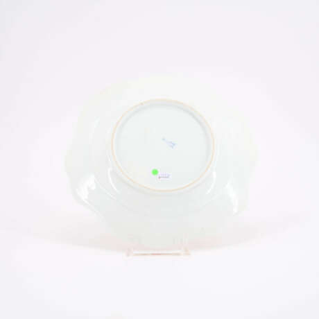 PORCELAIN DINNER PLATE FROM THE SO CALLED "MÖLLENDORFF-SERVICE" - photo 2