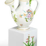 Kleine Gießkanne und Miniatur Blumentopf mit blühender Pflanze - Foto 1