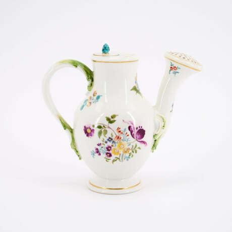 Kleine Gießkanne und Miniatur Blumentopf mit blühender Pflanze - Foto 8