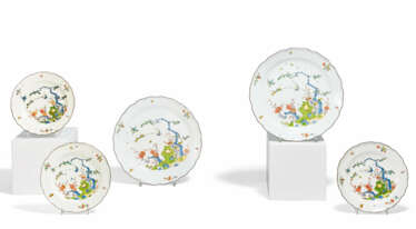 TWO LARGE ROUND PORCELAIN BOWLS AND FOUR FLAT PORCELAIN PLATES WITH KAKIEMON DECOR 'DREI FREUNDE' ('THREE FRIENDS')