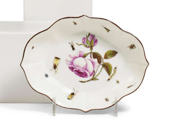 SCALLOPED PORCELAIN BOWL WITH ROSE AND OMBRE INSECTS - photo 1