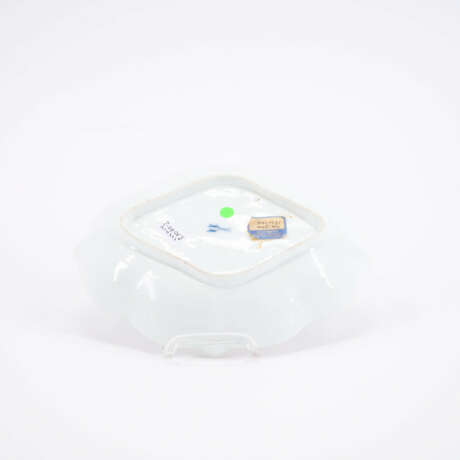 SCALLOPED PORCELAIN BOWL WITH ROSE AND OMBRE INSECTS - photo 2