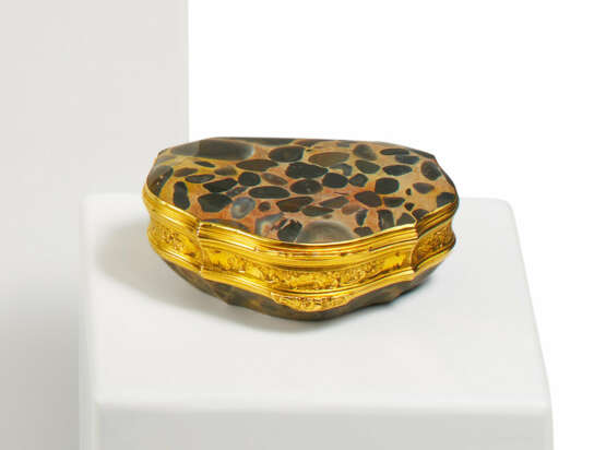 TABATIERE IN CARTOUCHE FORM - photo 1
