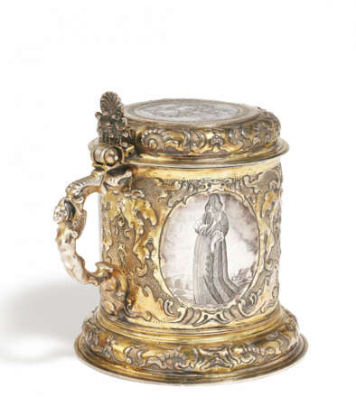 LARGE SILVER LIDDED TANKARD WITH FINELY ENGRAVED COSTUME FIGURES AND ALLIANCE COAT OF ARMS - photo 2