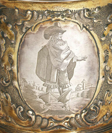 LARGE SILVER LIDDED TANKARD WITH FINELY ENGRAVED COSTUME FIGURES AND ALLIANCE COAT OF ARMS - photo 5