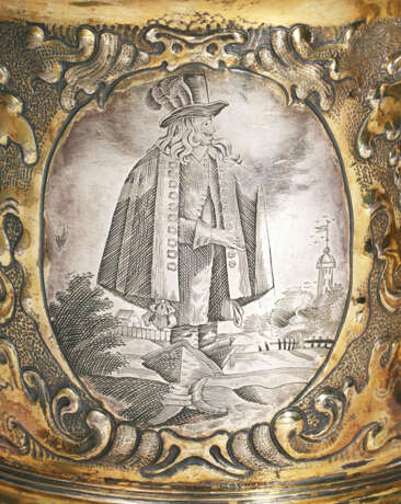 LARGE SILVER LIDDED TANKARD WITH FINELY ENGRAVED COSTUME FIGURES AND ALLIANCE COAT OF ARMS - photo 6